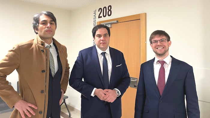 Die Anwälte Zaid Rauf, Sascha Flatz und Patrick Silber (von links nach rechts) verteidigen im ...