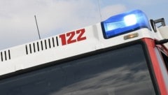 Die Feuerwehr konnte die Ausbreitung am Dach letztlich verhindern (Symbolbild).