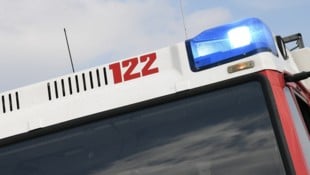 Die Feuerwehr konnte die Ausbreitung am Dach letztlich verhindern (Symbolbild).