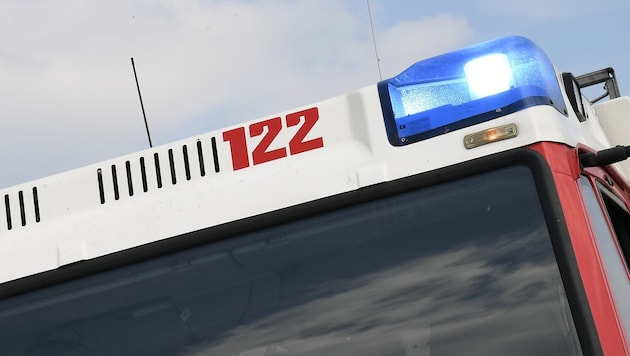 Die Feuerwehr konnte die Ausbreitung am Dach letztlich verhindern (Symbolbild).