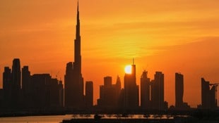 Sonnenuntergang in Dubai, Abenddämmerung auch für die Pseudo-Normalität einer Märchenwelt im ...