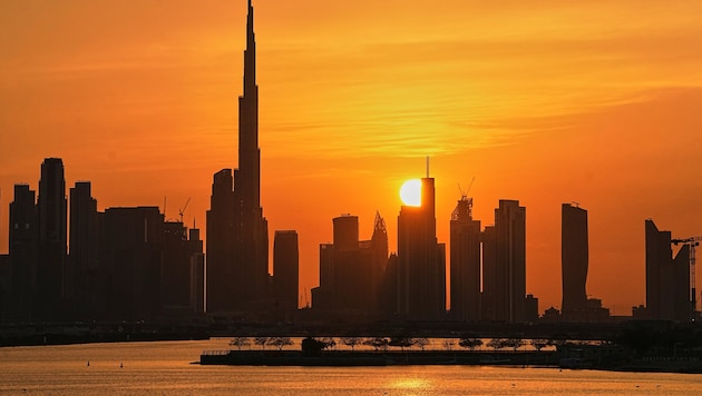 Sonnenuntergang in Dubai, Abenddämmerung auch für die Pseudo-Normalität einer Märchenwelt im ...