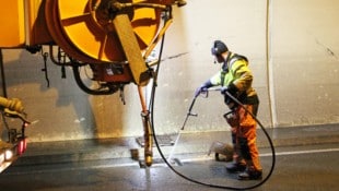 Der Schönbergtunnel wird gereinigt und die Sicherheitsanlagen gewartet.