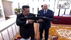 „Mit Waffen kann er gut umgehen“, scherzte Präsident Alexander Lukaschenko, nachdem er Kim Jong ...