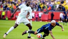 Frankreichs Dayot Upamecano flog mit einer Notbremse gegen Brasilien vom Platz.