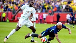 Frankreichs Dayot Upamecano flog mit einer Notbremse gegen Brasilien vom Platz.