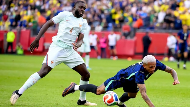 Frankreichs Dayot Upamecano flog mit einer Notbremse gegen Brasilien vom Platz.