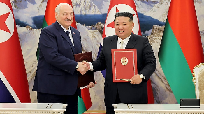 Handshake nach der feierlichen Unterzeichnung des Freundschafts- und Kooperationsabkommens