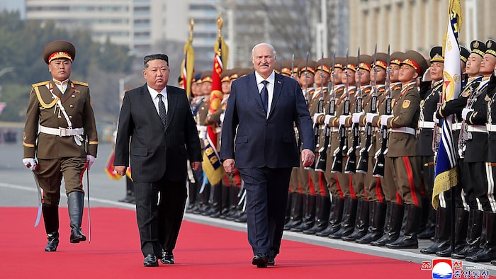 Die Isolierten im Gleichschritt: Nordkoreas Machthaber Kim Jong Un und der belarussische ...