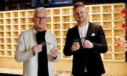 Fritz Wutscher und Fritz Wutscher junior in ihrer Filiale in der Grazer Herrengasse, wo ...