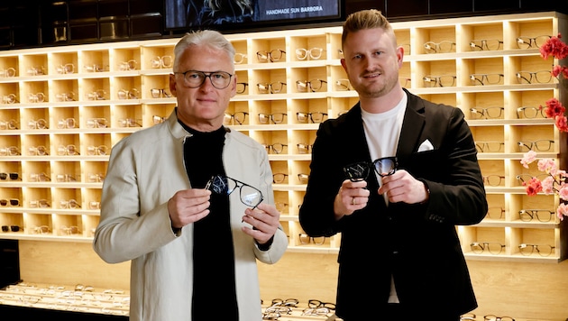 Fritz Wutscher und Fritz Wutscher junior in ihrer Filiale in der Grazer Herrengasse, wo ...