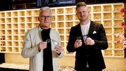Fritz Wutscher und Fritz Wutscher junior in ihrer Filiale in der Grazer Herrengasse, wo ...