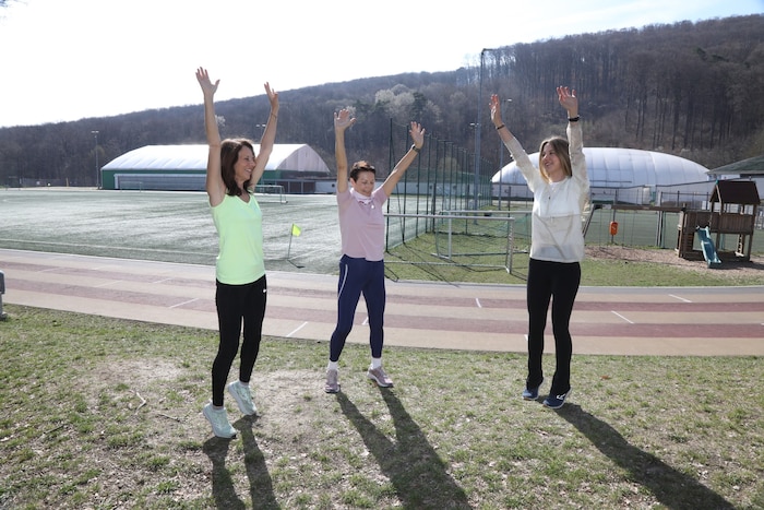Vera Russwurm mit Tochter Anabel und Trainerin Maria Feichtinger-Kos beim Lauftraining