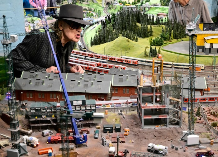 Panik-Rocker und Schaffner: Udo Lindenberg lässt sein Leben auf Schiene Revue passieren.