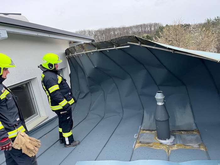Mit bis zu 87 km/h fegte der Sturm über Güssing und deckte zahlreiche Dächer ab.