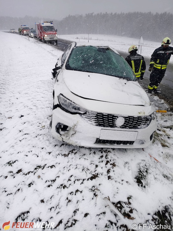 In Aschau kam ein Pkw auf der schneeglatten Fahrbahn ins Rutschen.