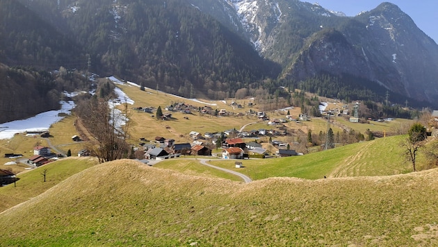 Von der Parzelle Bühel hat man eine schöne Aussicht auf die Gemeinde Dalaas und die Berge im ...