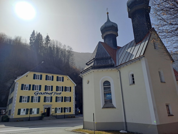 Die Heilig-Kreuz-Kirche und der Gasthof „Post“.