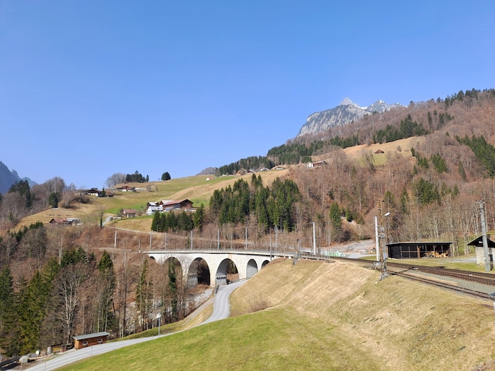 Der Blick vom Dalaaser Bahnhof in Richtung der Parzelle Bühel. Die Arlbergbahn hat für das ...