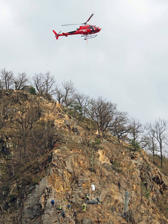 Mit dem Hubschrauber wurde das Baumaterial zu den Arbeitern im Steilhang transportiert