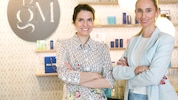 Karoline Sagmeister (links) und Gloria Mang, Podcasterinnen bei „Beyond Beauty“.