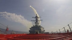 Eine Tomahawk-Rakete wird abgefeuert.