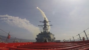 Eine Tomahawk-Rakete wird abgefeuert.