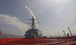 Der Abschuss einer Tomahawk-Rakete vom US-Zerstörer USS Frank E. Petersen Jr.
