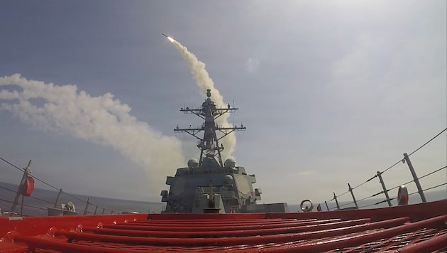 Der Abschuss einer Tomahawk-Rakete vom US-Zerstörer USS Frank E. Petersen Jr.