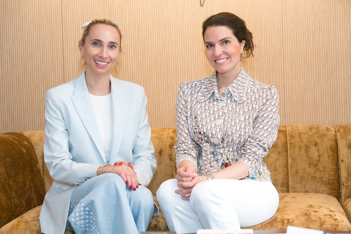 Zwei Frauen, die sich dem Thema Schönheit widmen und ihr Wissen weitergeben.