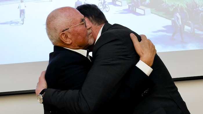 ... und wird vom Bürgermeister geherzt.