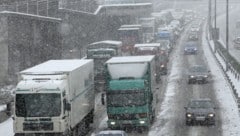 Am Freitagnachmittag überschlug sich aus unbekannten Gründen ein Auto zwischen Olbersdorf und ...
