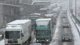 Am Freitagnachmittag überschlug sich aus unbekannten Gründen ein Auto zwischen Olbersdorf und ...