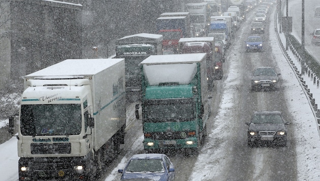 Am Freitagnachmittag überschlug sich aus unbekannten Gründen ein Auto zwischen Olbersdorf und ...