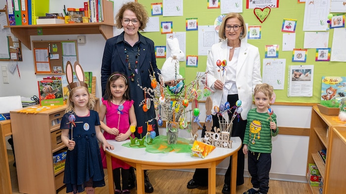 Landeshauptfrau Johanna Mikl-Leitner und Familien-Landesrätin Christiane Teschl-Hofmeister mit ...