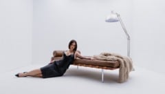 In ihrem neuen Song „Boomboompow“ zeigt sich Sängerin Mathea von ihrer femininen Seite.