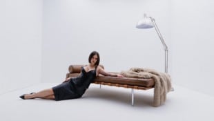 In ihrem neuen Song „Boomboompow“ zeigt sich Sängerin Mathea von ihrer femininen Seite.