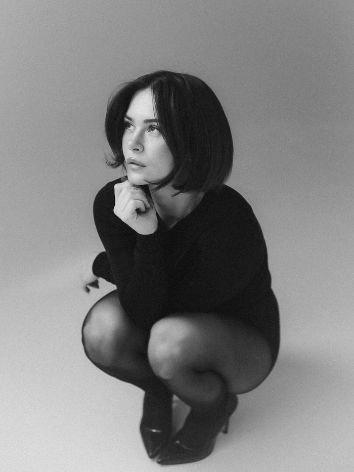 Reduziert, klar und stilbewusst: Die Musikerin setzt ihren Signature-Bob gekonnt in Szene.