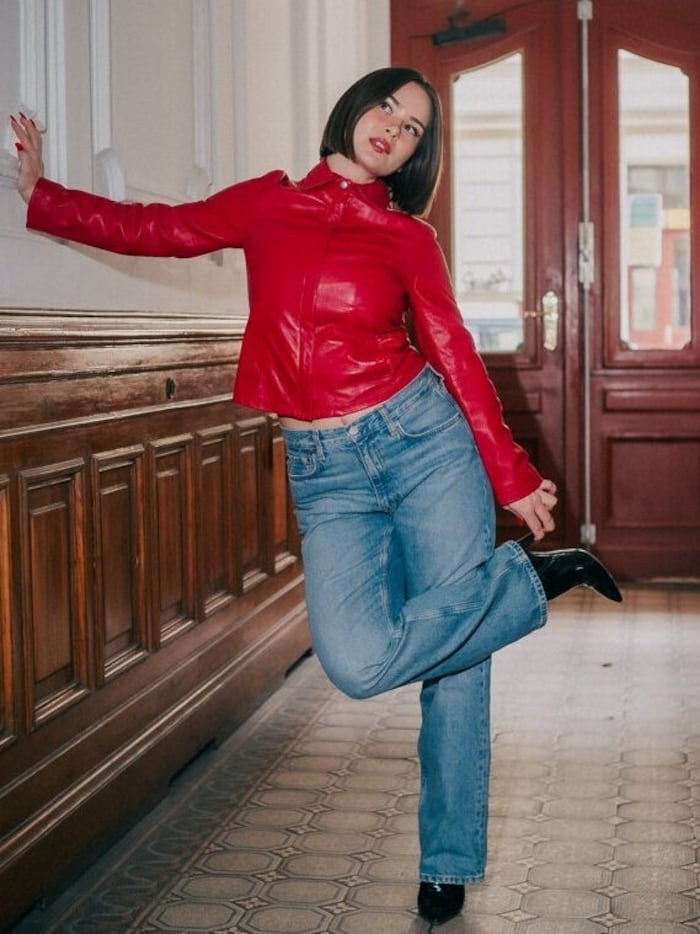 Mit ihrer roten Lederjacke setzt Mathea modisch ein klares Zeichen.
