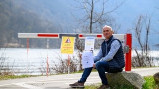 Dietmar Köck muss für die Zufahrt zu seinem Grundstück bei Haibach ob der Donau seit diesem Jahr ...