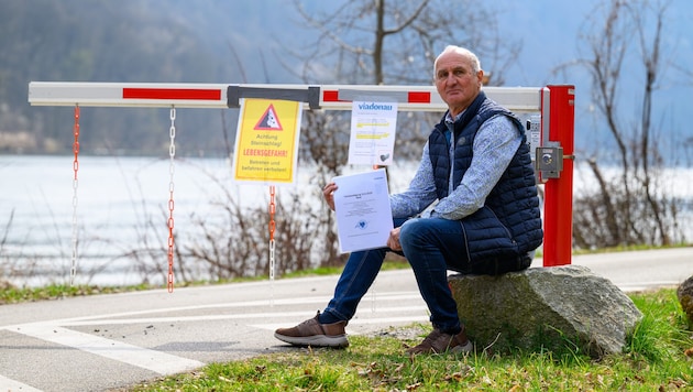 Dietmar Köck muss für die Zufahrt zu seinem Grundstück bei Haibach ob der Donau seit diesem Jahr ...
