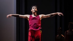 Victor Caixeta in „Yugen“, das von Wayne McGregor 2018 für London kreiert wurde. 