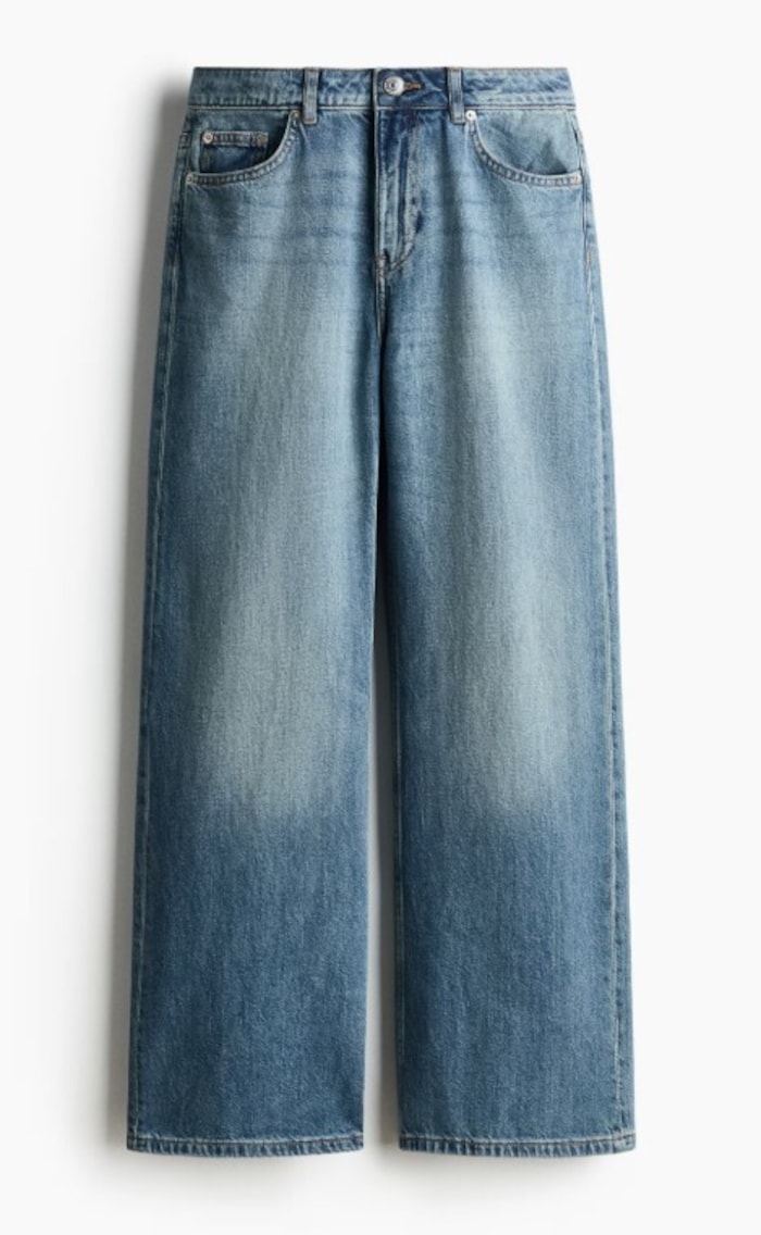 Die klassische Straight Jeans gibt es günstig um 29, 99 € bei H&M.