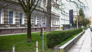 Vor dem BORG Linz wurde die schwarze Fahne als Zeichen der Anteilnahme gehisst.