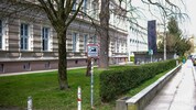 Vor dem BORG Linz wurde die schwarze Fahne als Zeichen der Anteilnahme gehisst.