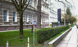 Vor dem BORG Linz wurde die schwarze Fahne als Zeichen der Anteilnahme gehisst.