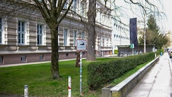 Vor dem BORG Linz wurde die schwarze Fahne als Zeichen der Anteilnahme gehisst.