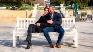 Max Fraisl mit Filmpartnerin Adriana Zartl an Drehorten in der Stadt Baden