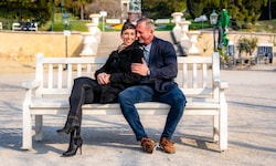 Max Fraisl mit Filmpartnerin Adriana Zartl an Drehorten in der Stadt Baden