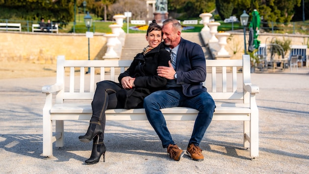 Max Fraisl mit Filmpartnerin Adriana Zartl an Drehorten in der Stadt Baden